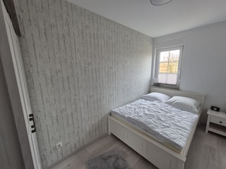 Schlafzimmer frisch renoviert, neuer Boden