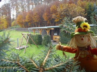 Blick auf den Spielplatz und den bunten Thüringer Wald