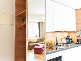 Garderobe mit Spiegel neben Küchen