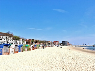 Strand vor dem Wyker Sandwall mit Eisdielen, Cafes ...