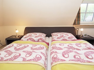 Schlafzimmer mit Doppelbett