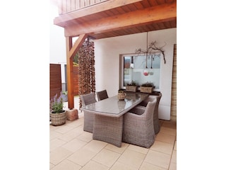 Terrasse mit Gartenmöbeln