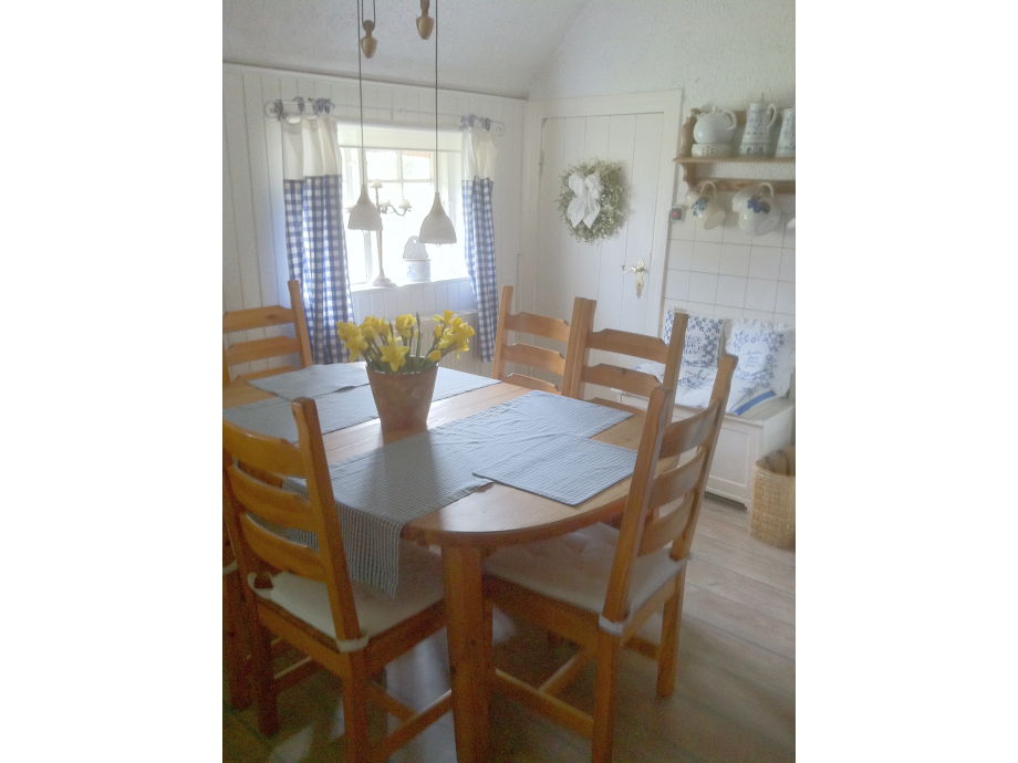 chill ecke wohnzimmer:küche wohnzimmer offen : Landhaus Kühren, Hohwachter Bucht Frau chill ecke wohnzimmer:küche wohnzimmer offen : Landhaus Kühren, Hohwachter Bucht Frau