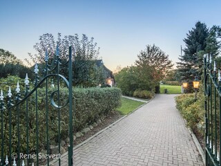 Einfahrt zum Parkplatz und Gelände