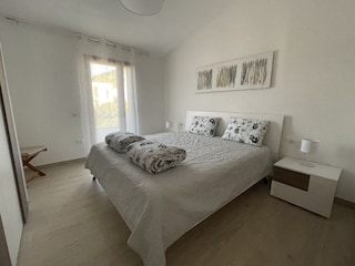 Schlafzimmer 1 mit integriertem Badezimmer