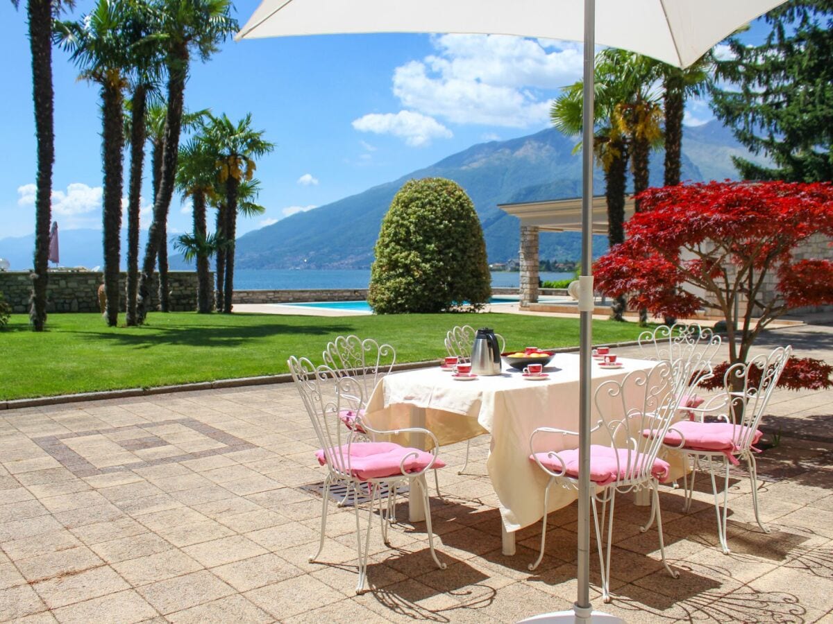 Ca. 30 m² große Terrasse mit schöner Sicht auf den See