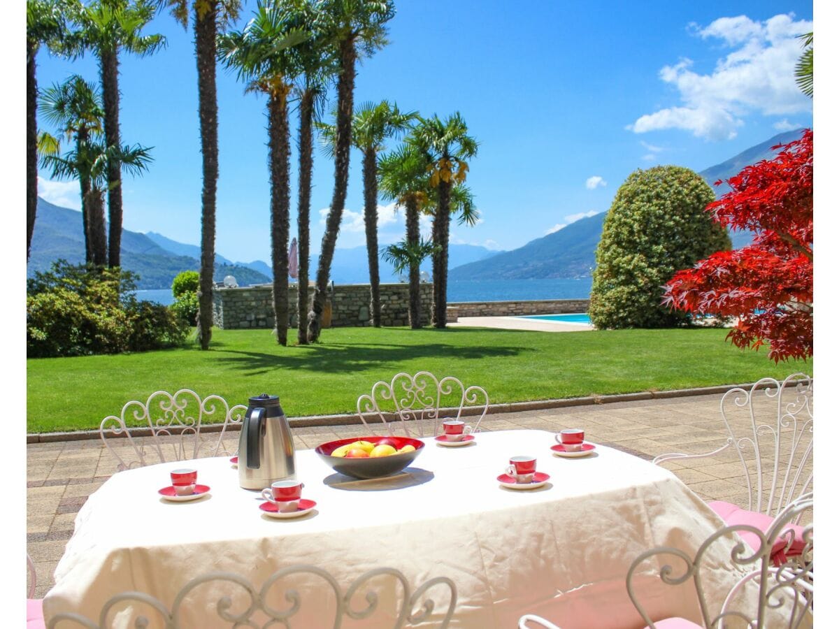 Ca. 30 m² große Terrasse mit schöner Sicht auf den See