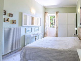 Schlafzimmer mit Doppelbett