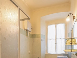 Badezimmer mit Dusche, Bidet und Fenster