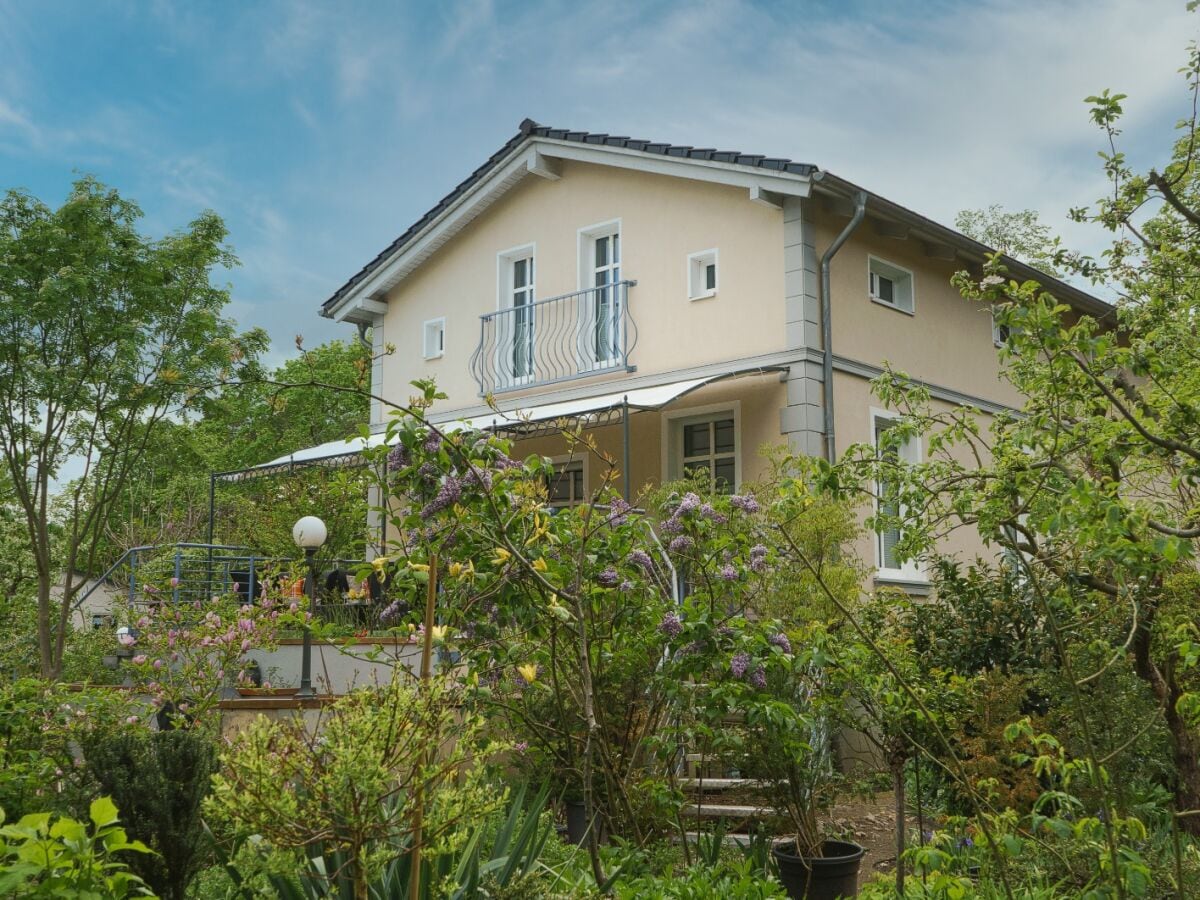 Das Haus von der Gartenseite mit Blick auf die Terrasse