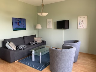 Wohnzimmer mit gemütlicher Sitzecke und Meerblick