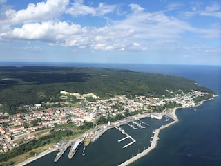 Luftaufnahme von Lohme mit Hafen und Ostsee