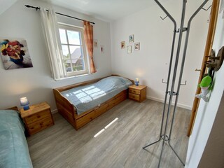 Schlafzimmer mit 2 Betten und 1 ausziehbarem Kojenbett