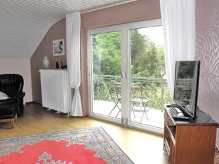 Wohnzimmer mit Balkon