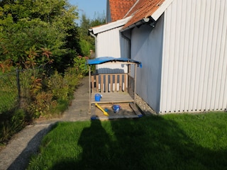 Spielhaus mit Sandkasten
