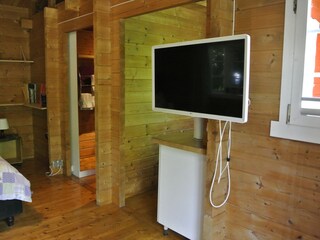 Neuer Smart-TV. Aufklappbar, bequem vom Bett anzusehen