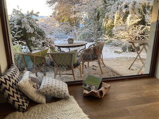 gemütlicher Sitzplatz mit Blick in den Garten