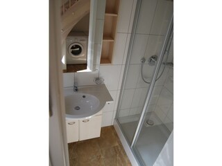 Bad mit Dusche unten