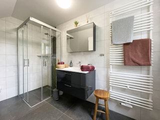Bad mit Dusche / WC