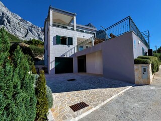 Garage und Außenbereich vorm Haus