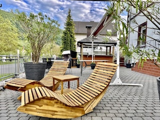 Terrasse vorm Haus mit unverbautem Blick auf die Mosel