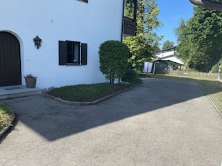Zugang zur Tiefgarage, Einstellplatz und Garten