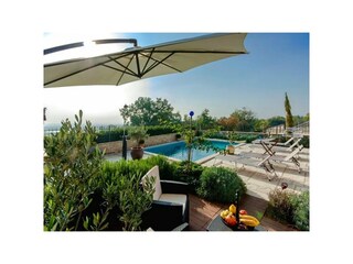 Garten mit Poolbereich