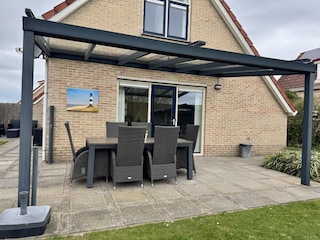 Tisch unter Überdachung