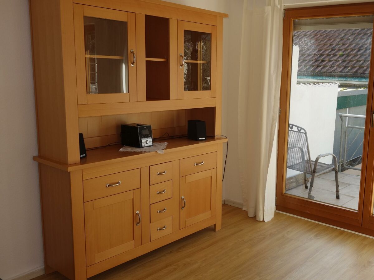 Wohnzimmer-Schrank+Blick zur Terrasse Chardonnay