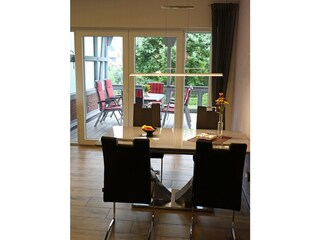 Esstisch im Wohnzimmer mit Blick auf die Terrasse