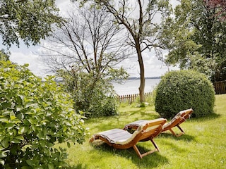 Der Garten mit Blick auf die Flensburger Förde. Von hier haben Sie direkten Zugang zum Wasser.