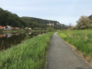 Elbe mit Radweg und Basteiblick