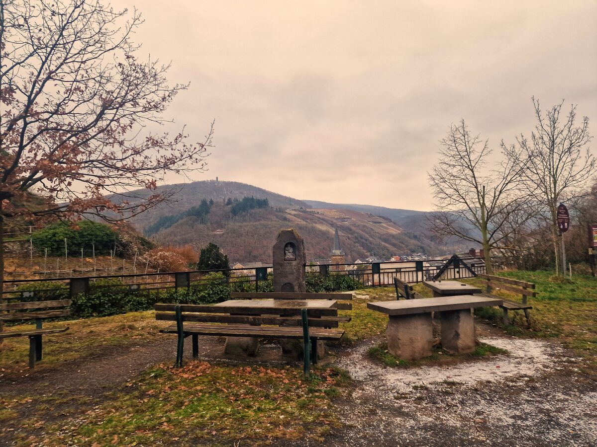 Rastplatz am Rotweinwanderweg mit Blick auf Dernau