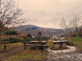 Rastplatz am Rotweinwanderweg mit Blick auf Dernau