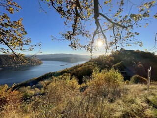 Blick auf Schloss Waldeck und den Edersee