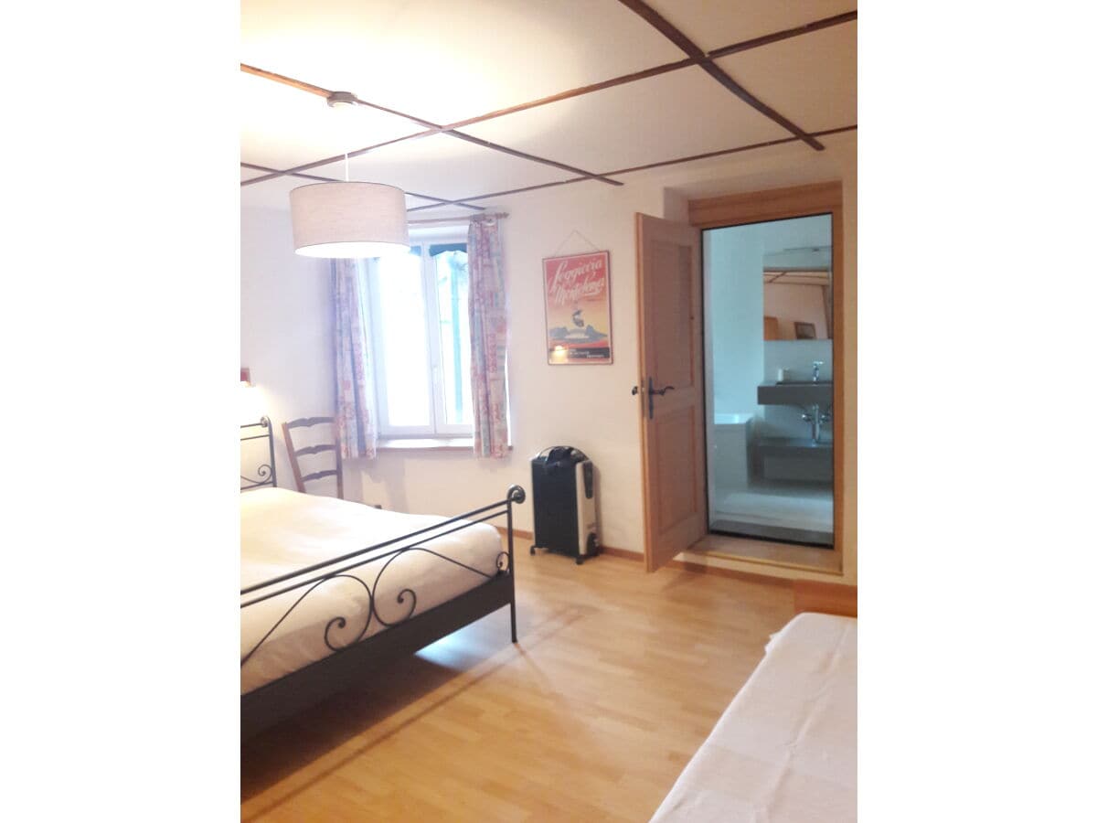 Schlafzimmer mit Badezimmer nebenan