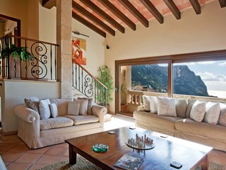 Großer Lounge-Bereich mit Aussicht