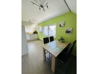 Essbereich und Blick in Küche