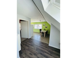 Blick in Essbereich und Bad