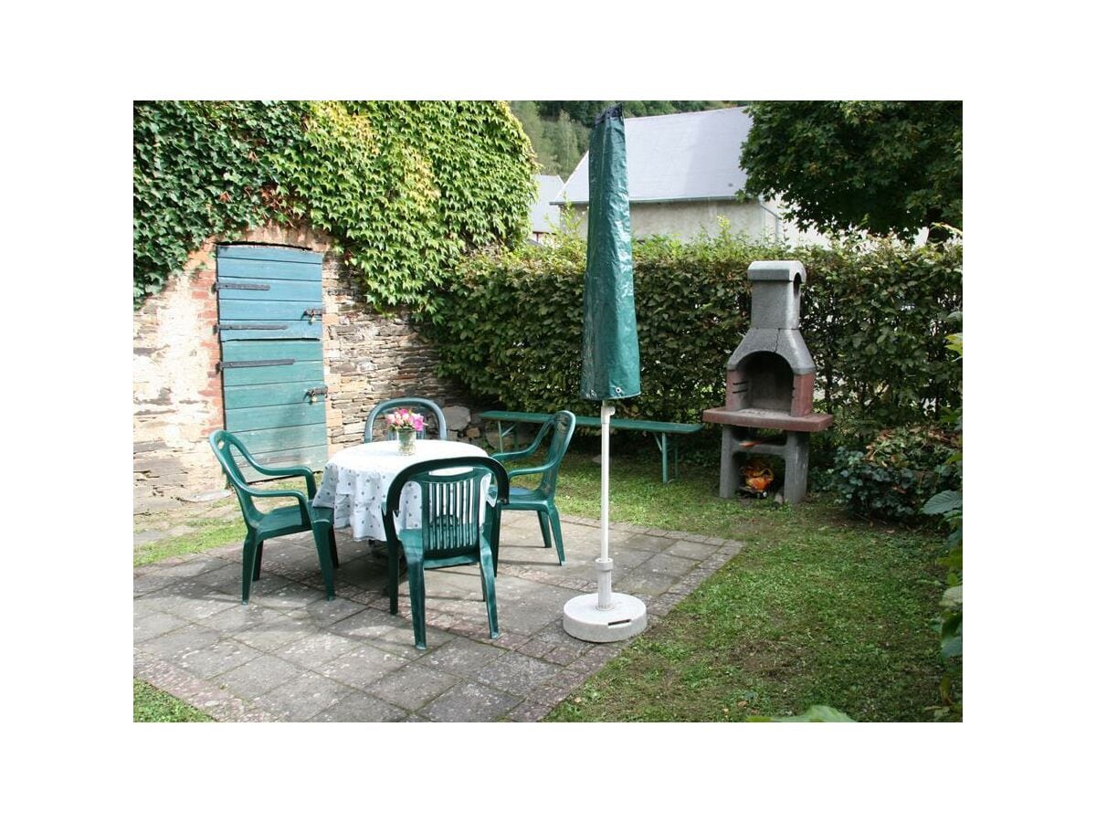 Sitzplatz mit Grill  im Garten IMG_1283