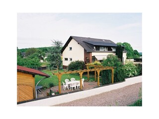 Rückseite unseres Hauses mit Loggia und Garten