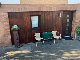 Eingang und Parkplatz