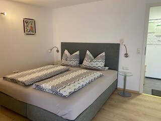 Bett 200 cm x 180 cm