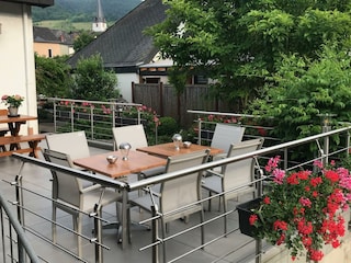 Terrasse - Blick zum Kirchturm