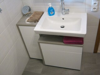 Bad mit unterfahrbarem Waschplatz