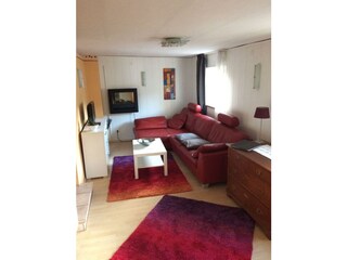 Blick ins Wohnzimmer mit roter Ledercouch