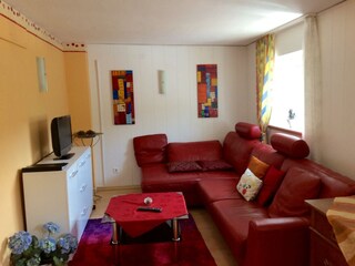 Wohnzimmer mit roter Ledercouch