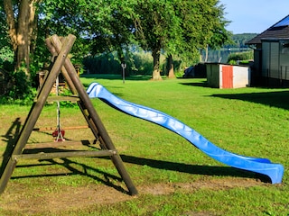 grosser Garten mit Spielgeräten