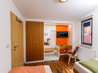 SZ im OG mit Einbauschrank und TV