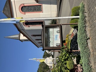 Ansicht vom Gästehaus auf die Kirche von Ensch